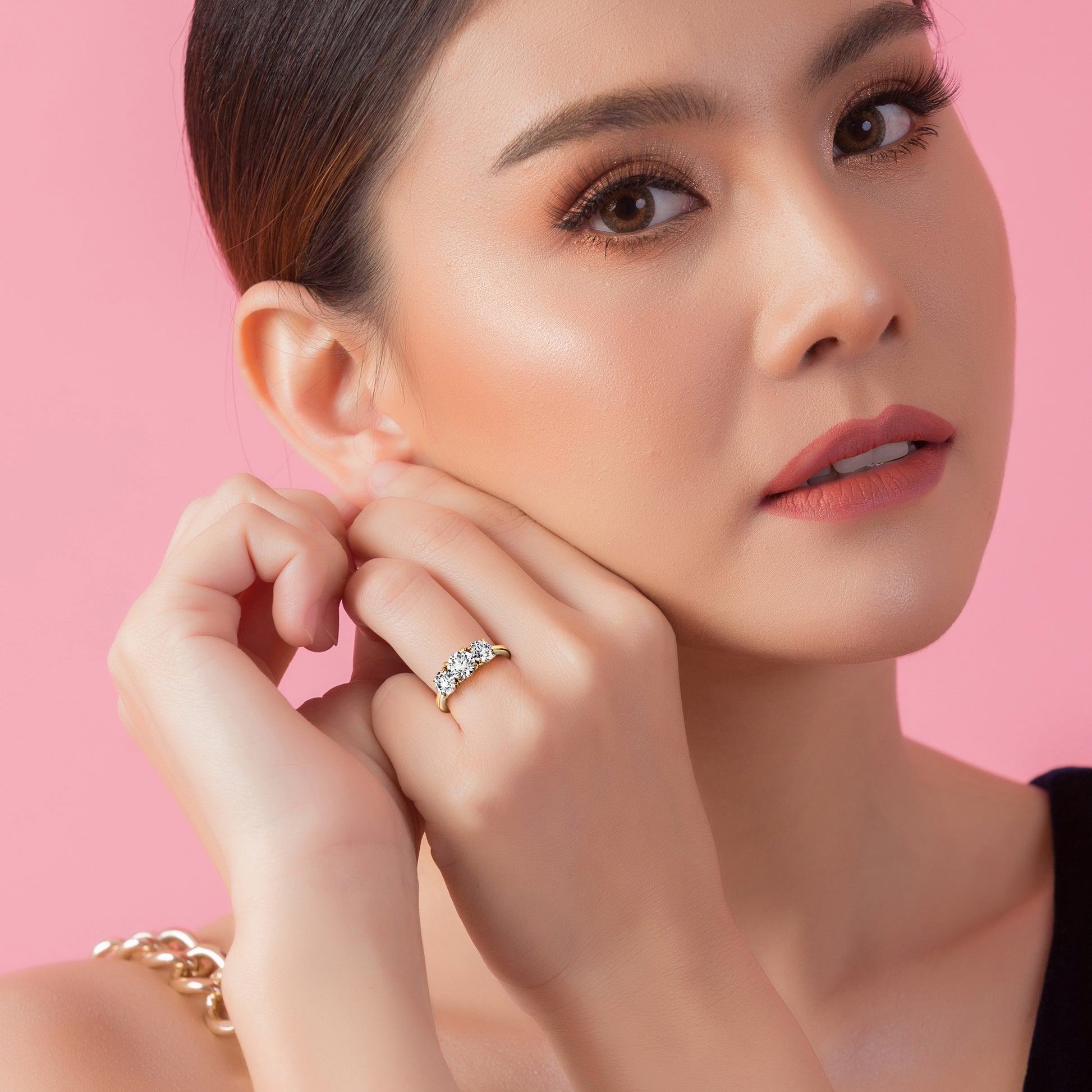 Elegant three-stone round diamond wedding ring in 14K/18K gold or platinum, worn on a model's hand.|
  
#14KRecycledYellowGold
#18KRecycledYellowGold