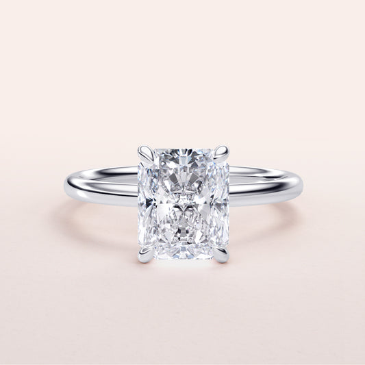 Elegant 14K/18K white gold engagement ring featuring a radiant-cut diamond in a classic solitaire setting.
